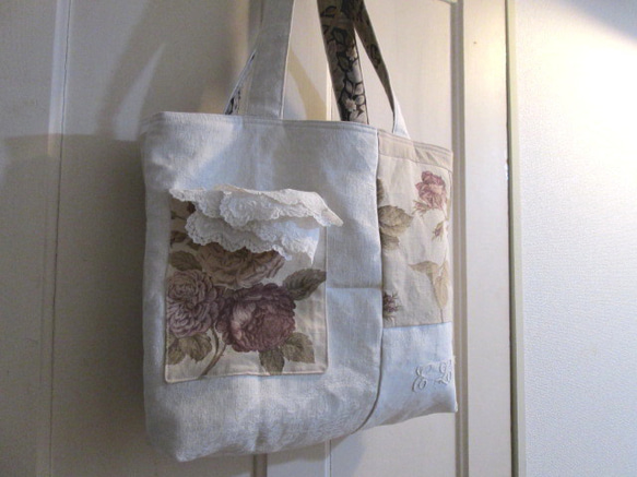 英国ヴィンテージファブリック　ラベンダー色ローズとアンティークリネンとダブルモノグラム刺繍のパッチワークトートバッグ 3枚目の画像