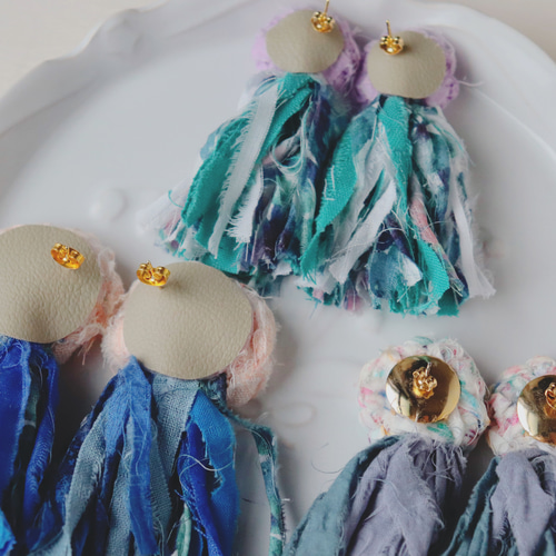 さき布のお花とタッセルのピアス/イヤリング ピアス（その他