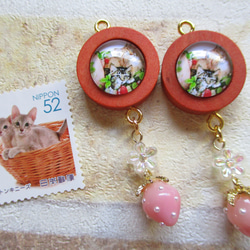 ◇3378再販 ２匹の猫とプチ苺　大ぶりピアス・イヤリング 7枚目の画像