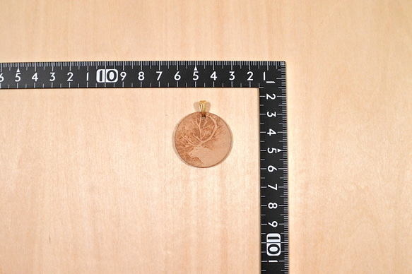 本革のコインネックレス風ペンダントトップ　手彫り　トナカイ 5枚目の画像