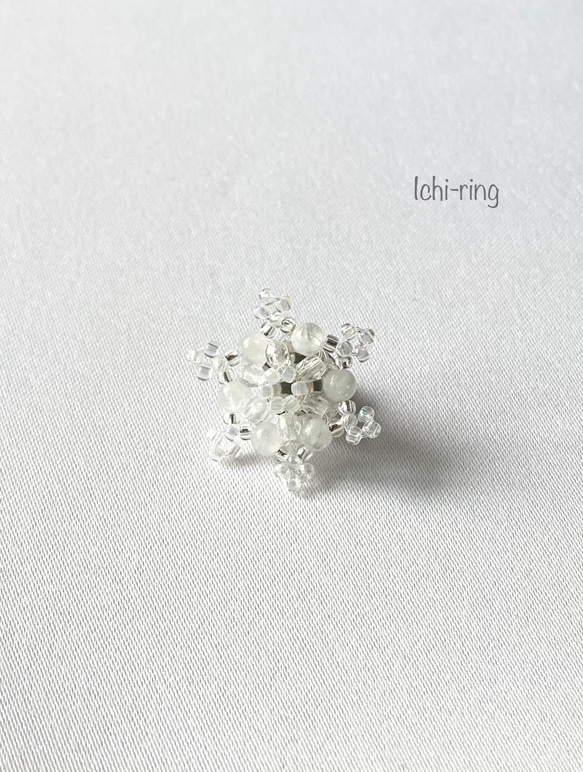 雪の結晶のビーズブローチ ✴︎ ムーンストーンの六花 3枚目の画像