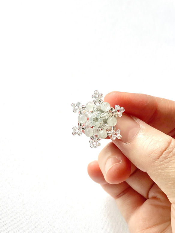 雪の結晶のビーズブローチ ✴︎ ムーンストーンの六花 4枚目の画像