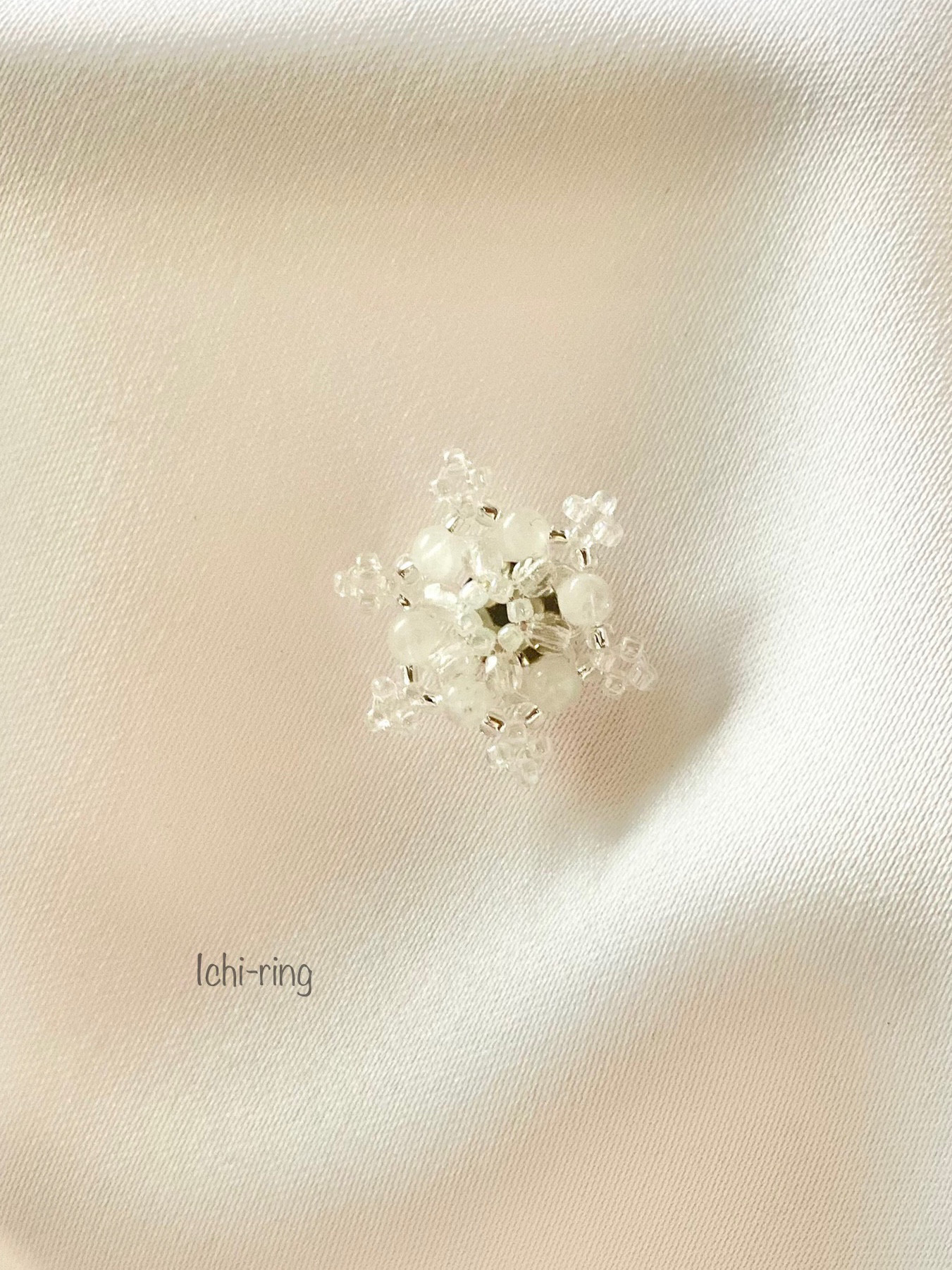 小さないちりん　雪の結晶のビーズブローチ  - ムーンストーンの六花 -