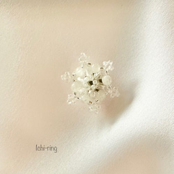 雪の結晶のビーズブローチ ✴︎ ムーンストーンの六花 1枚目の画像