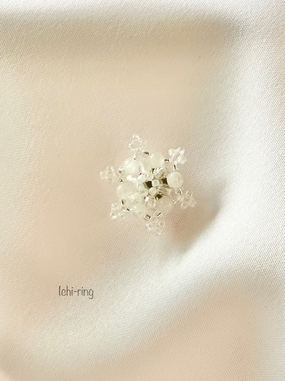 雪の結晶のビーズブローチ ✴︎ ムーンストーンの六花 1枚目の画像