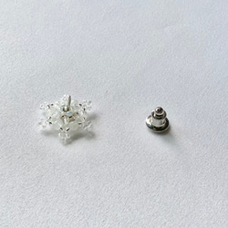雪の結晶のビーズブローチ ✴︎ ムーンストーンの六花 7枚目の画像