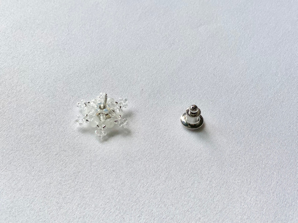 雪の結晶のビーズブローチ ✴︎ ムーンストーンの六花 7枚目の画像