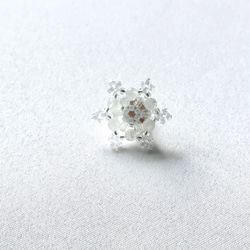 雪の結晶のビーズブローチ ✴︎ ムーンストーンの六花 6枚目の画像
