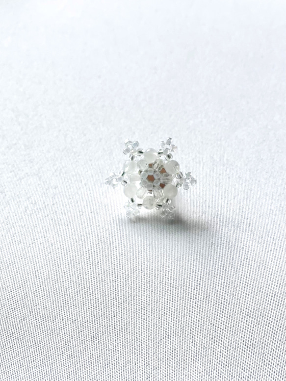 雪の結晶のビーズブローチ ✴︎ ムーンストーンの六花 6枚目の画像