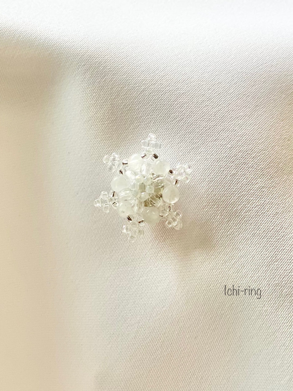 雪の結晶のビーズブローチ ✴︎ ムーンストーンの六花 2枚目の画像