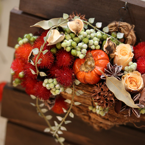 秋の実物の壁掛けアレンジ（プリザーブドフラワー） プリザーブド