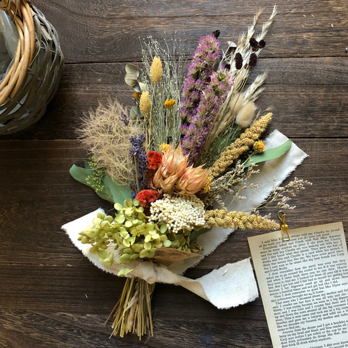 セルリアやローズヒップを秋色をシックに束ねたスワッグ ドライフラワー