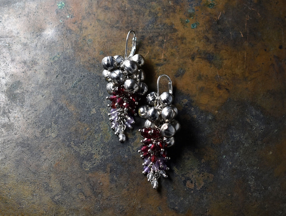 重鐘形石榴石、紫水晶和石英流蘇耳環 第2張的照片
