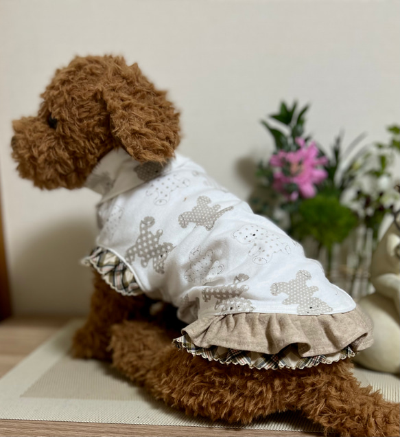 犬服　クマ柄　フリルが可愛い　タートルネック　スヌーズニットのタンクトップ 1枚目の画像