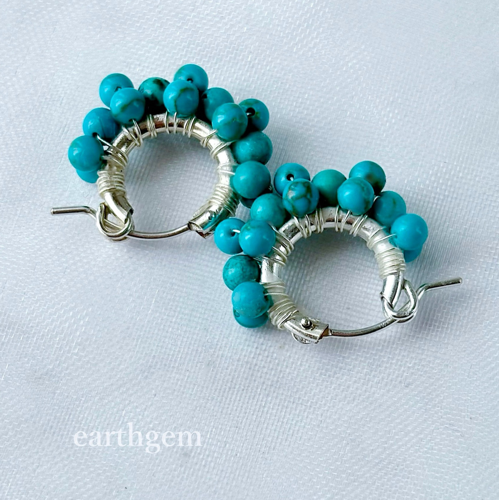 【925svf】タイ産ターコイズの鮮やかブルーが夏空を思わせる、シルバーの小ぶりフープピアス❇︎旅気分