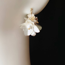 シルバー 真鍮 花 ピアス イヤリング パール 揺れる 上品 華やか 小ぶり 結婚式 ウェディング ブライダル 8枚目の画像