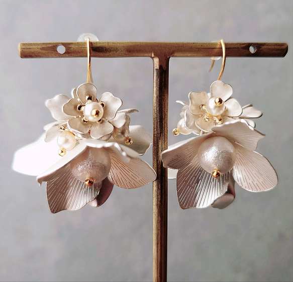 シルバー 真鍮 花 ピアス イヤリング パール 揺れる 上品 華やか 小ぶり 結婚式 ウェディング ブライダル 1枚目の画像
