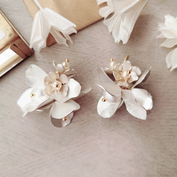 シルバー 真鍮 花 ピアス イヤリング パール 揺れる 上品 華やか 小ぶり 結婚式 ウェディング ブライダル 6枚目の画像