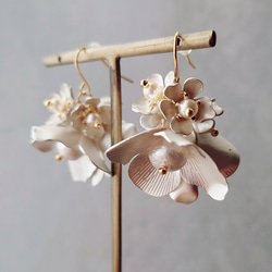 シルバー 真鍮 花 ピアス イヤリング パール 揺れる 上品 華やか 小ぶり 結婚式 ウェディング ブライダル 2枚目の画像