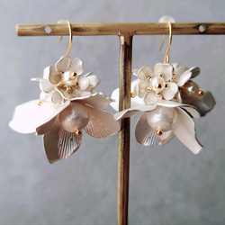 シルバー 真鍮 花 ピアス イヤリング パール 揺れる 上品 華やか 小ぶり 結婚式 ウェディング ブライダル 4枚目の画像