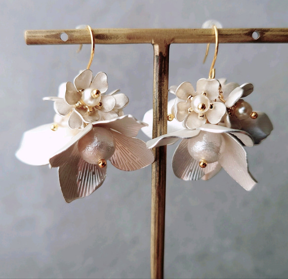 シルバー 真鍮 花 ピアス イヤリング パール 揺れる 上品 華やか 小ぶり 結婚式 ウェディング ブライダル 4枚目の画像