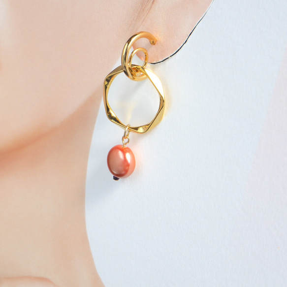 貝殼珍珠+五角墜飾金耳環粉橙 第4張的照片