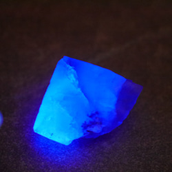 天然石約5.2g最大幅約21mmダイアナマリア鉱山産フローライト結晶原石グリーン強蛍光[dmfl-220926-05] 3枚目の画像