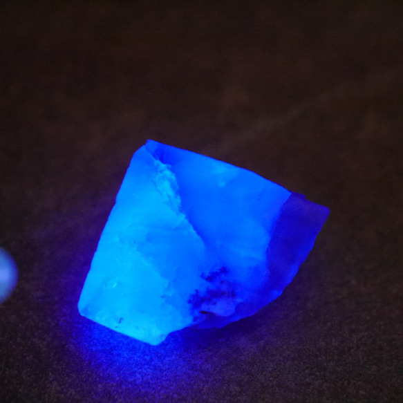 天然石約5.2g最大幅約21mmダイアナマリア鉱山産フローライト結晶原石グリーン強蛍光[dmfl-220926-05] 2枚目の画像
