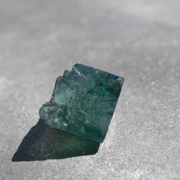 天然石約5.2g最大幅約21mmダイアナマリア鉱山産フローライト結晶原石グリーン強蛍光[dmfl-220926-05] 16枚目の画像
