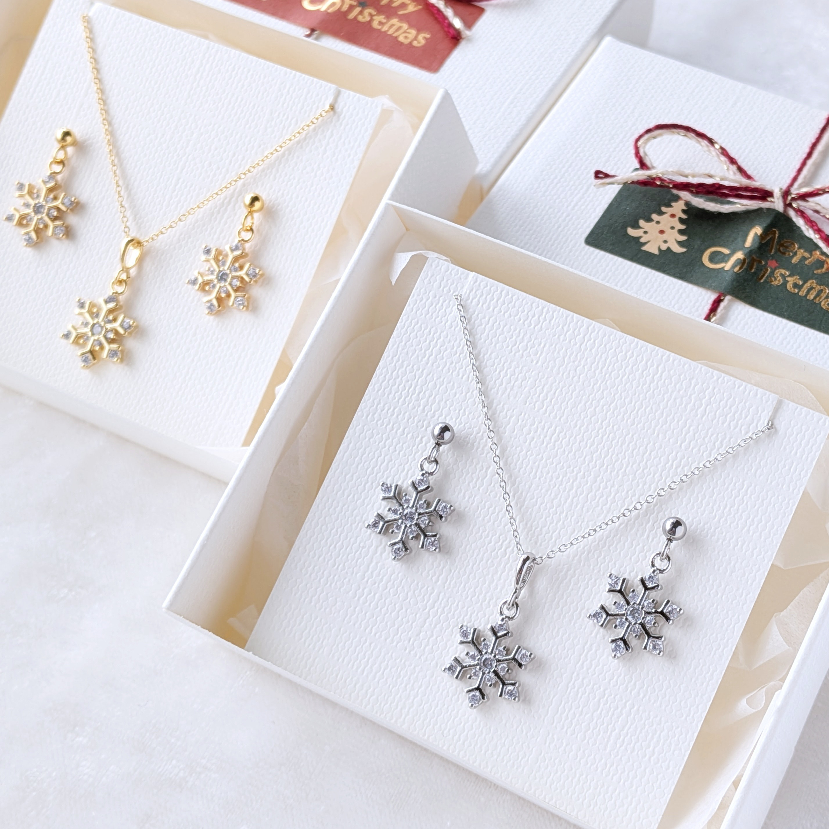 ＊2点セット＊雪の結晶チャームのピアス / イヤリング＆ネックレス