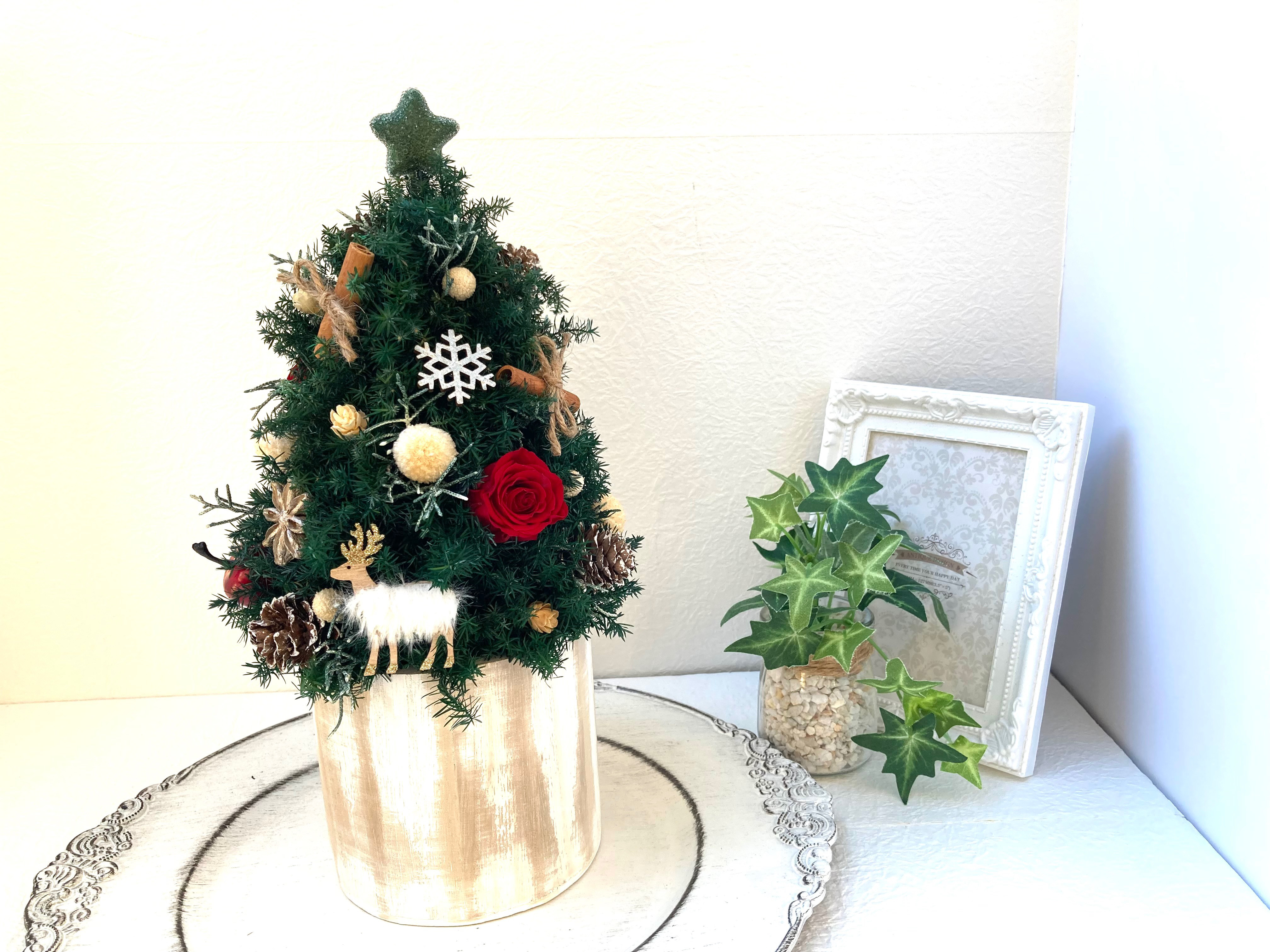 超早割クリスマス2025 プリザーブドドライフラワークリスマスツリーリース レッドのバラとクリスマスグリーンにトナカイ