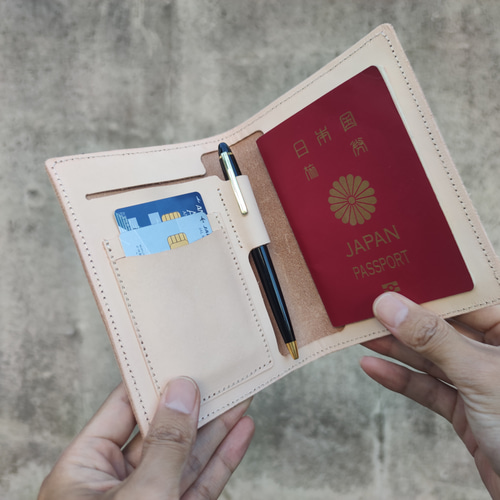 驚きの激安価格 本革レザーのパスポートケース。選べるカラーでオリジナルの その他