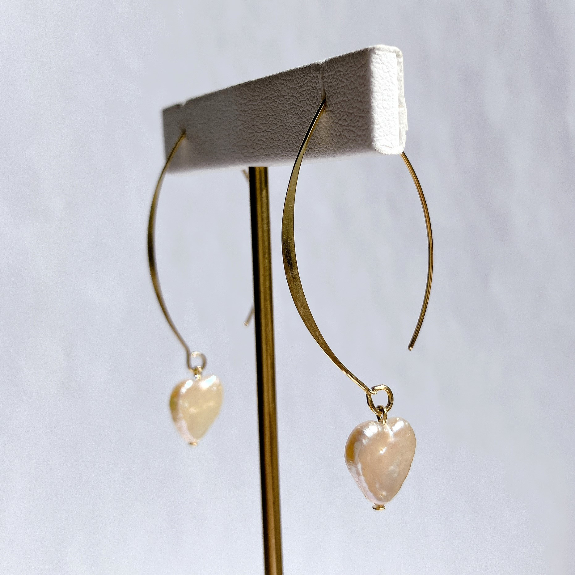 #1-1 サージカルステンレス　希少　淡水バロックハートピアス　白　干渉色あり　シリコンキャッチ付き