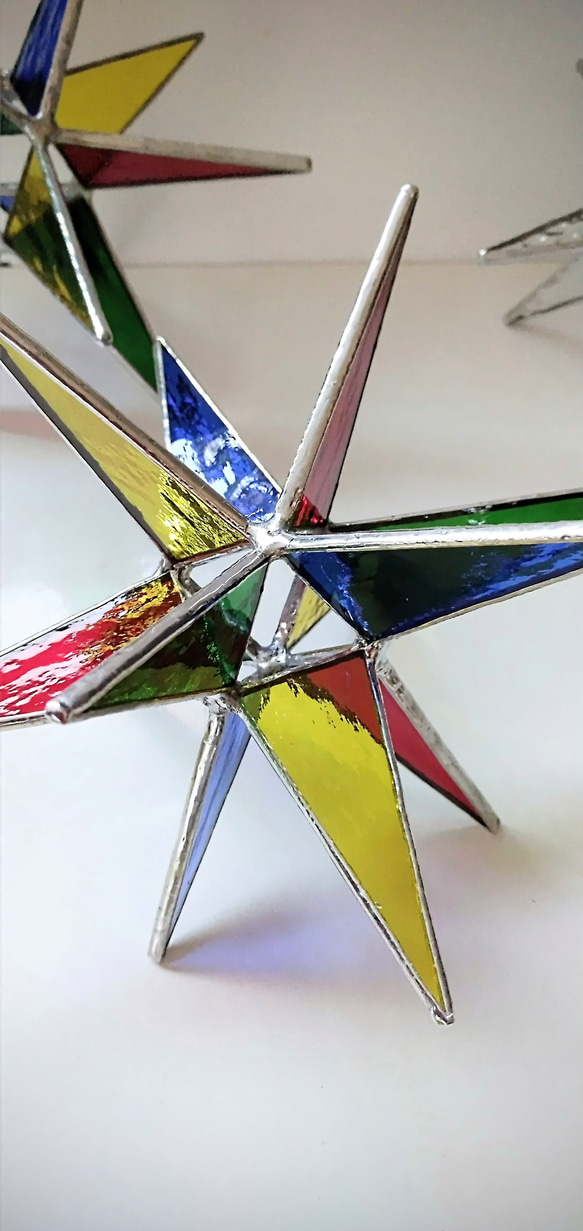 ステンドグラスで作成したカラフルな星のサンキャッチャー　Moravian　Star　オーナメント　窓飾り　光 4枚目の画像