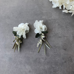 ホワイトの紫陽花とスターチスのピアス　イヤリング　プリザーブドフラワー　結婚式　成人式　卒業式 5枚目の画像