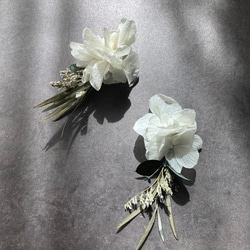 ホワイトの紫陽花とスターチスのピアス　イヤリング　プリザーブドフラワー　結婚式　成人式　卒業式 4枚目の画像