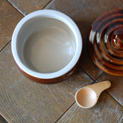【ギフトにおすすめ】かめ1合・茶（お砂糖入れ・お漬物入れに）と塩かめ1合・塩さじ（小さじ1/2）のセット 5枚目の画像