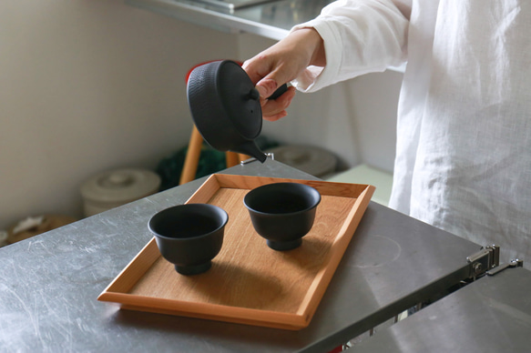 結婚お祝い、引っ越しお祝いに【愛知県常滑産】煎茶が美味しく飲める平型急須と湯呑み2つのセット 3枚目の画像