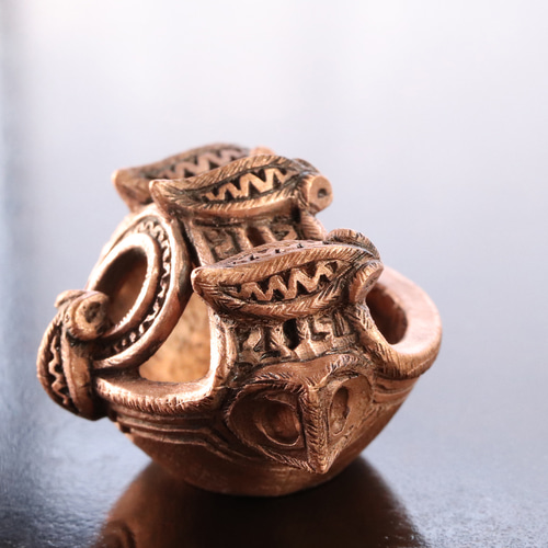 ツチノコがちょこんと乗った 縄文の釣手土器のミニオブジェ (659-722