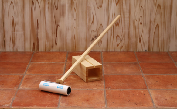 「年末特別価格」　天然木製ロング粘着ローラースタンド 1枚目の画像