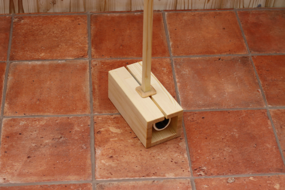 「年末特別価格」　天然木製ロング粘着ローラースタンド 2枚目の画像