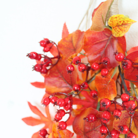 「送料無料」紅葉・モミジ＆サンキライの秋リース 壁掛け（アーティフィシャルフラワー） 5枚目の画像