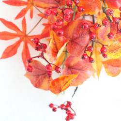 「送料無料」紅葉・モミジ＆サンキライの秋リース 壁掛け（アーティフィシャルフラワー） 4枚目の画像