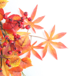 「送料無料」紅葉・モミジ＆サンキライの秋リース 壁掛け（アーティフィシャルフラワー） 3枚目の画像