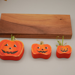 ミニかぼちゃのハロウィン飾り　ウォールナットの台座とともに 4枚目の画像