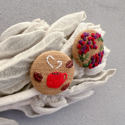 刺繍ブローチ　あったかコーヒー（レッド）×木の実リース　ベリー　くるみボタン　秋冬 2枚目の画像