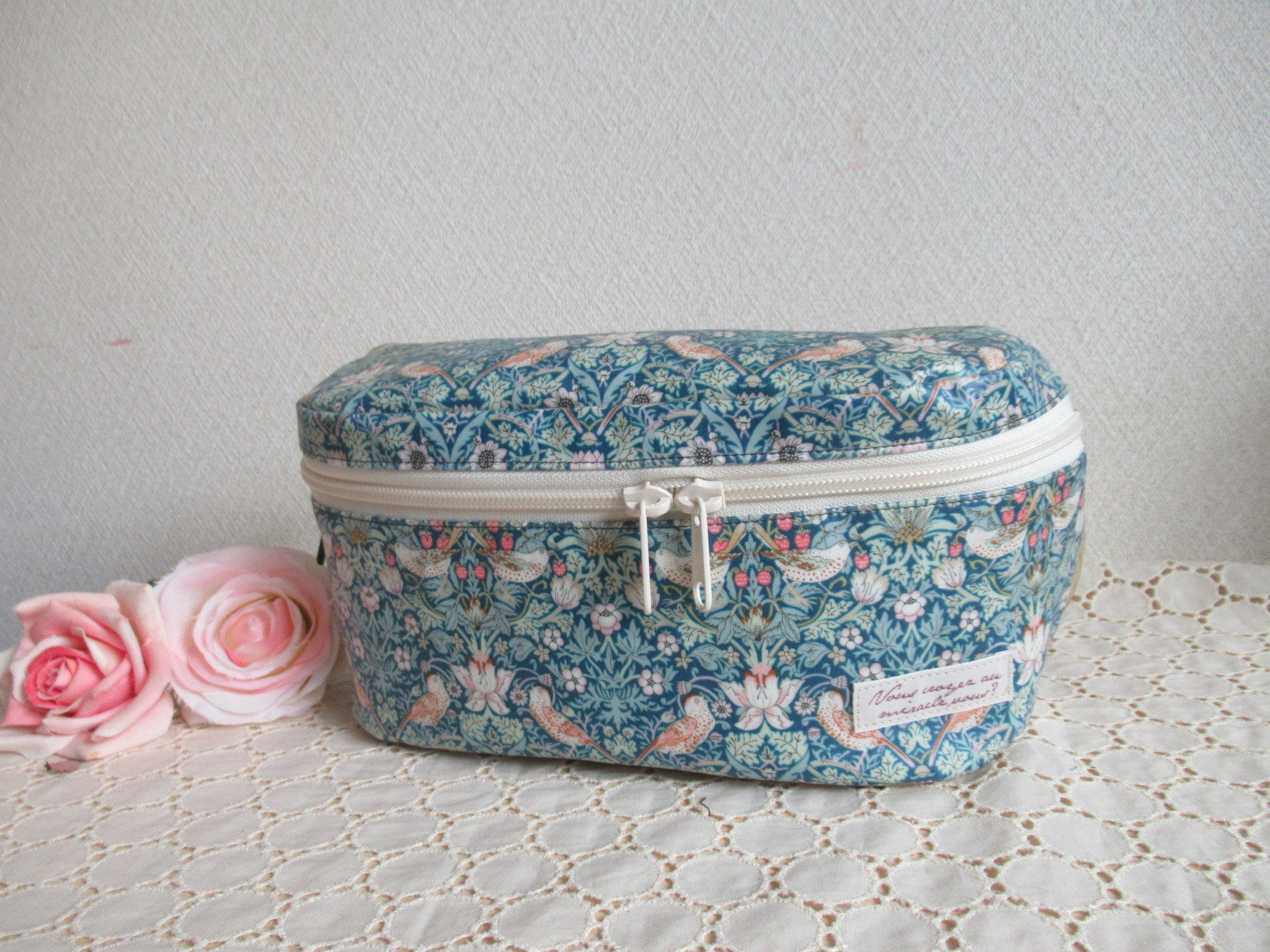 ❛ストロベリーシーフ❜＆超撥水ナイロン❛ベージュ❜でボディバッグＳサイズ