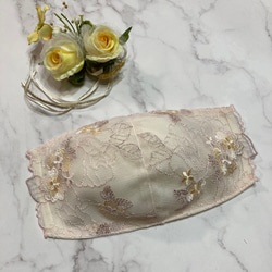 新作　❇︎不織布マスクカバー❇︎  花柄刺繍　サーモンベージュ　チュールレース 2枚目の画像