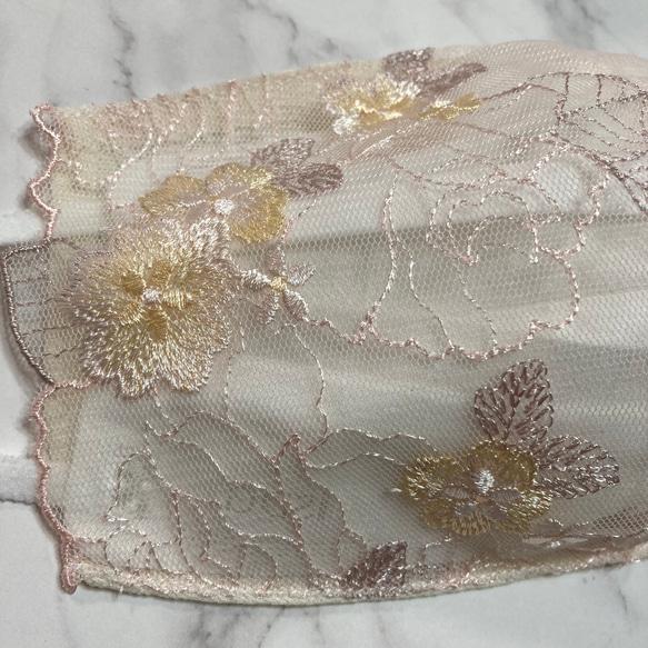 新作　❇︎不織布マスクカバー❇︎  花柄刺繍　サーモンベージュ　チュールレース 3枚目の画像