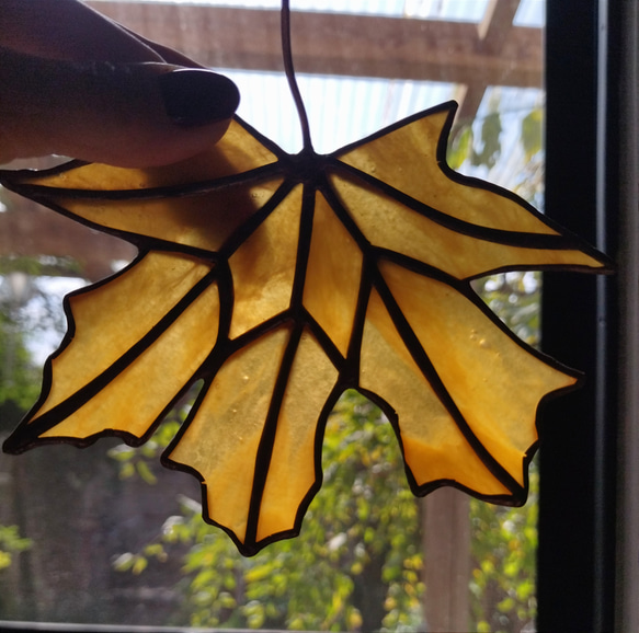 サンキャッチャー　窓飾　壁掛け　黄色葉っぱ　楓の葉　インテリア雑貨　秋　季節物　　ステンドグラス雑貨　送料無料 10枚目の画像